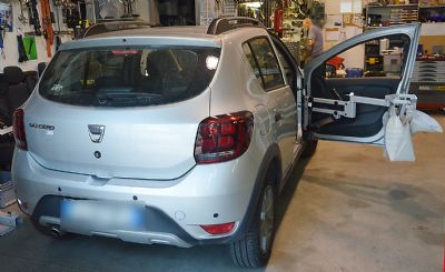 ALLESTIMENTO COMPLETO SOLLEVATORE PORTATILE GRUETTA STAFFA MOBILE DACIA SANDERO